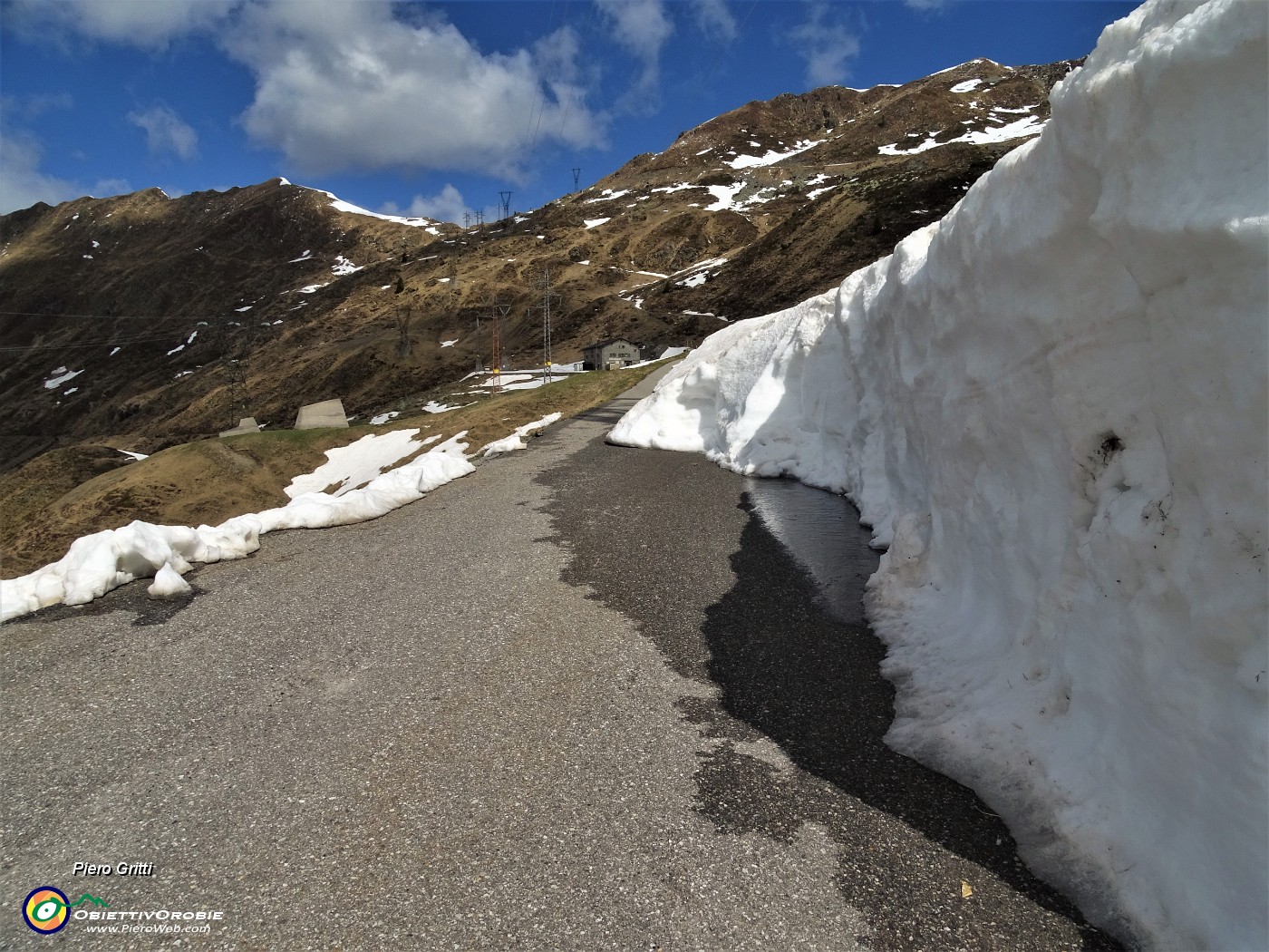 41 Stradetta asciutta con pareti di neve a monte per Ca' San Marco.JPG